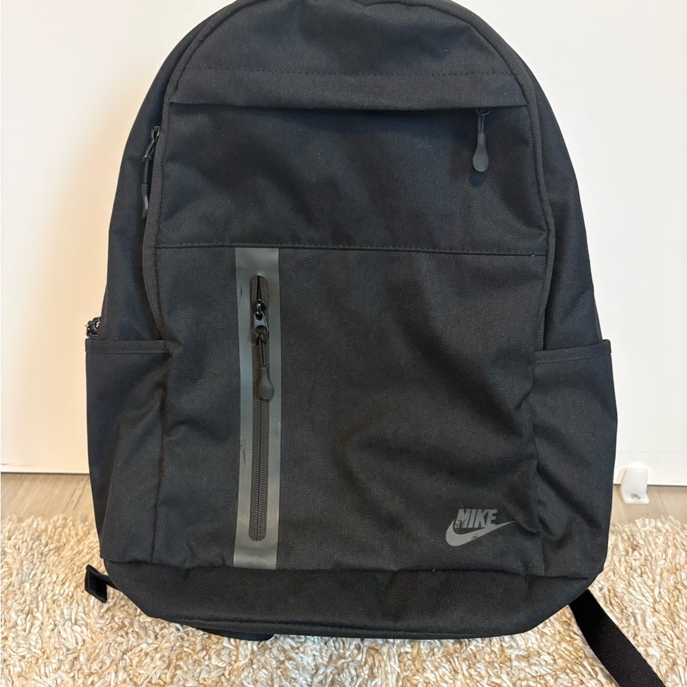 Nike Elemental Premium 21 L Backpack in black, EUC